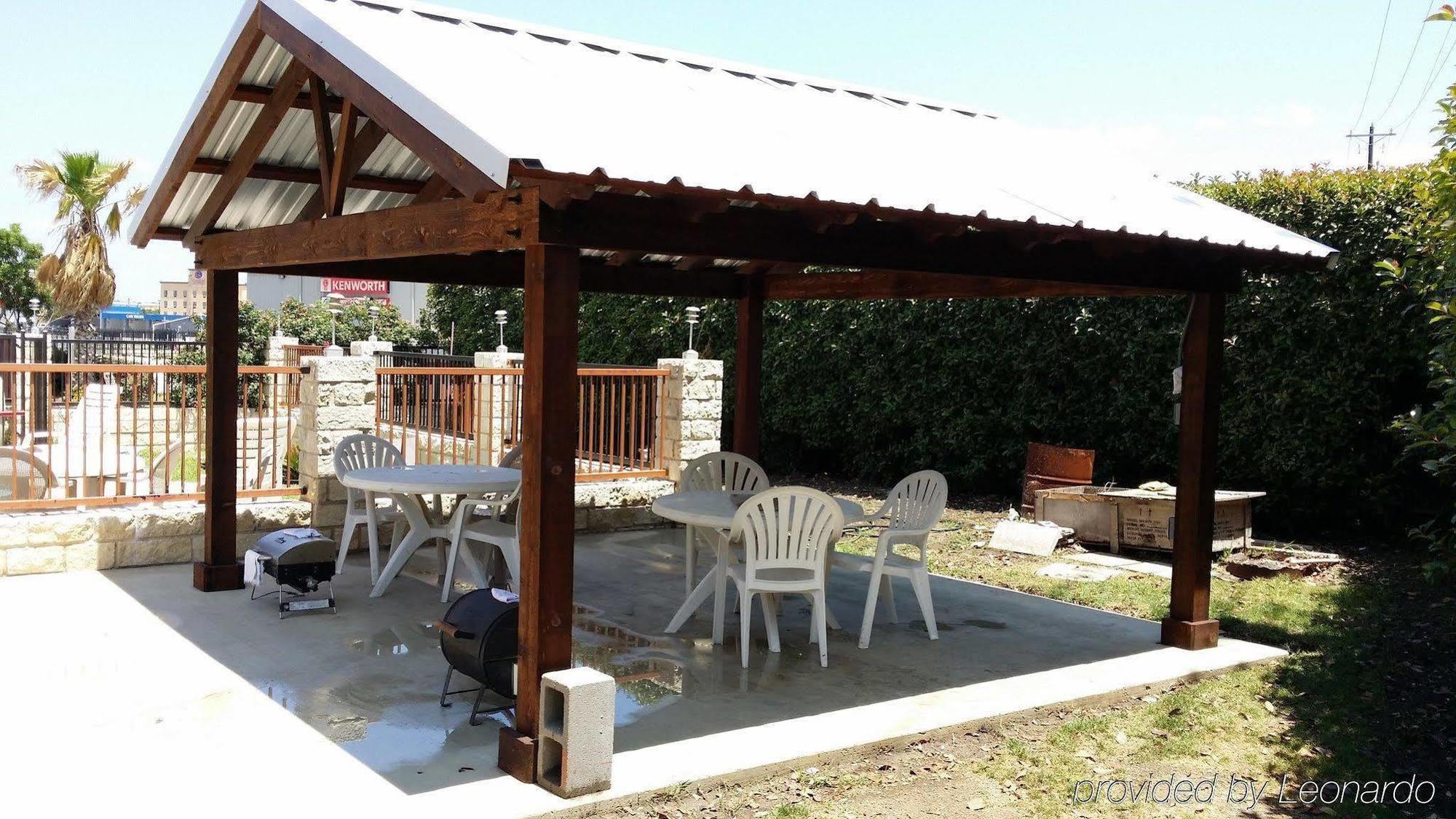 Americas Best Value Inn Buda Exterior foto